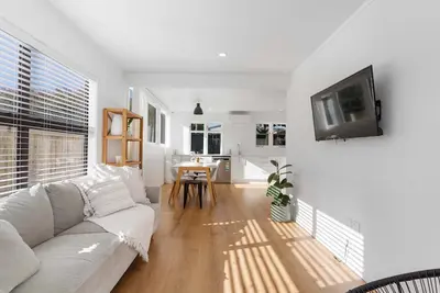 Image de Central Beach Bach in Whangamata – Close to Beach & Town!