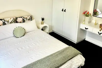 Image de Cosy 2 bedroom unit - close to Glenelg beach and shops!