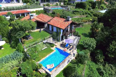Image de Spacious, very well-kept property with swimming pool and beautiful gardens