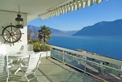 Detached house with swimming pool on an elevated hillside with magnificent panoramic views