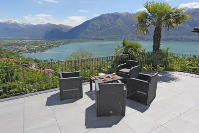 Image de Well-maintained detached house on a sunny slope above Locarno with panoramic views
