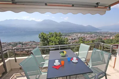 Newly furnished apartment in a small residence on a sunny slope above Locarno