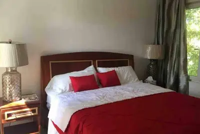 Image de 1br/1ba Beachfront haven: Pool, parking & breathtaking sea views