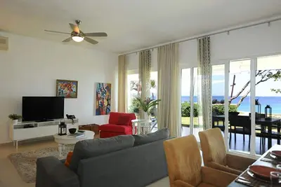 Image de 3br/3ba Beachside escape – Enjoy a pool & a stunning sea view