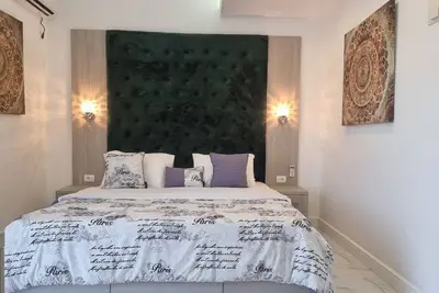 Princess Valdanos - Fabulous Charming studio with terrace, garden view Ac & WiFi