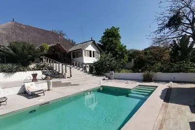 Image de Domaine \/lodge\/villa 5ch pieds dans l'eau, 11 hôtes, piscine, accès privé à plage