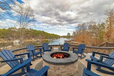 Image de Spacious 6br house w/ dock, kayaks, fire pit, and close to amenities. Sleeps 16.