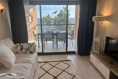 Image de Appartement au bord de l'eau vue mer et piscines à Cannes