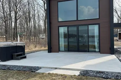 Image de Modern Guesthouse on the lake with hot tub and pickleball court.