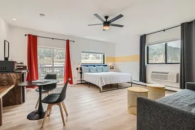 Image de 2 King Suite w/ Private Bedroom, Balcony in Boutique Mtn Motel