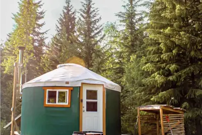 Image de The Off-Grid Green Yurt in the Wood