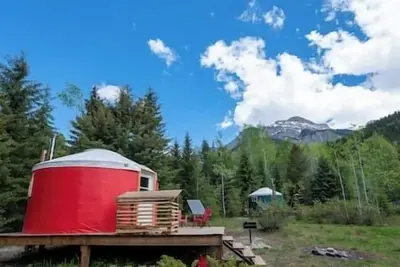 Image de The Off-Grid Red Yurt in the woods