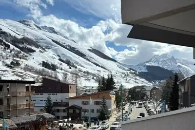 Image de Studio avec balcon vue sur montagne