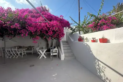 Image de A Santorin, au centre de l'île à Messaria une maison typiquement cycladique
