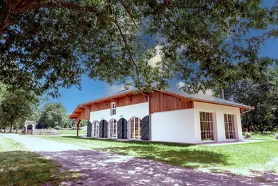Image de Grande maison de 2 appartements dans domaine forestier au bord du lac