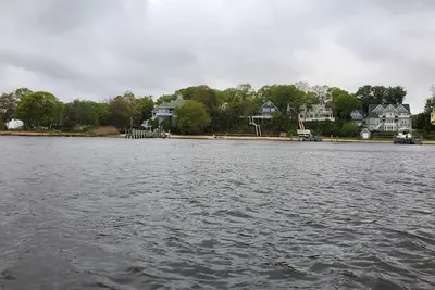Image de Spectacular waterfront w/private Beach 5 Br Island Heights