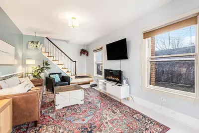Image de Experience comfort, convenience, and charm in our lovely Carriage House.
