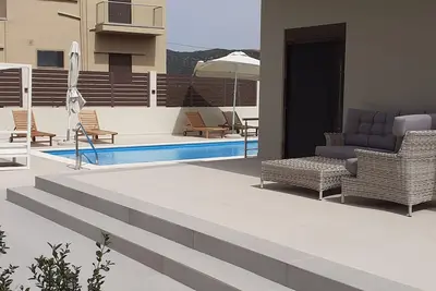 Image de Elegant Accommodations: Giannis Villa in Skinés offers a spacious villa.
