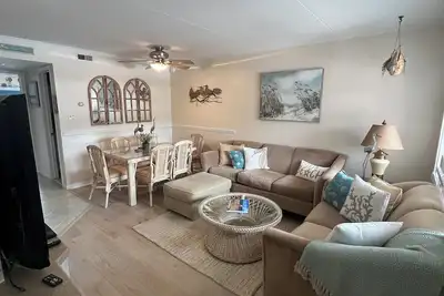 Image de Location! 1/2 block to Cape May Beach! Pool, parking, grills, family friendly