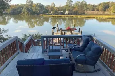 Image de Peaceful and Cozy Waterfront Home [just renovated]