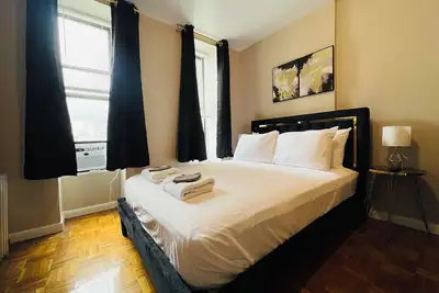 Image de Charming 2br Midtown Gem — Walk to Times Square, Hudson Yards & Broadway!