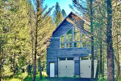 Image de Enjoy the spacious vaulted ceilings with a full kitchen and open concept living!