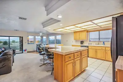Image de Amazing Riverfront home with dock, boat ramp, fire pit on the Colorado river.
