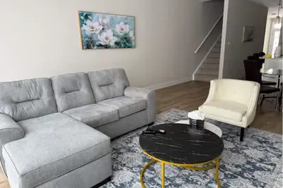 Image de Cozy 3 Bedroom Townhome near Hyde Park Mall & Western University
