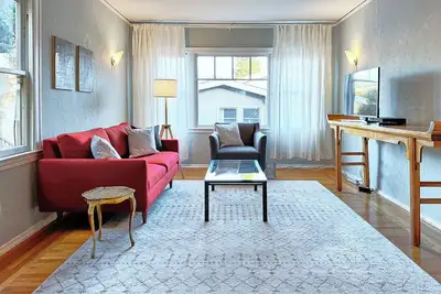 Image de Spacious, Sunny Upper Flat Newly Listed!