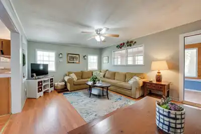Image de 1 Mi to Fishing Pier: Apalachicola Bay Getaway!