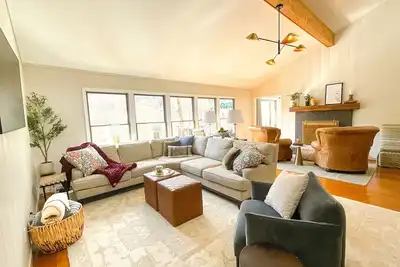 Image de New Kitchen+Relaxing Riverfront View+Hot Tub+Dog-Friendly