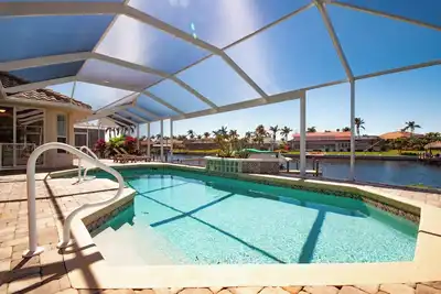 Image de Waterfront Paradise: Stunning 3-Bed Villa with Pool in Desirable Neighborhood