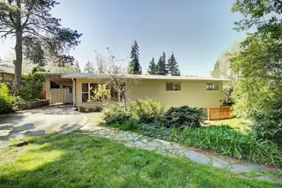 Image de 2-bedroom downstairs unit in fabulous Mercer Island