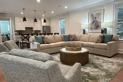 Image de New Upscale 4 Bedroom, King Beds, Private Baths, Outstanding Downtown Location