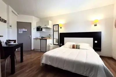 Image de Studio mit Pool Saint Florent - Flo259