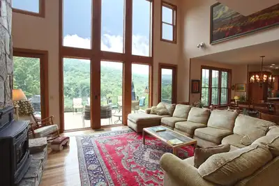 Image de Gorgeous, spacious home overlooking a beautiful vista Perfect for All Seasons