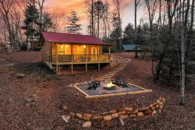 Image de Pet Friendly Cozy Cabin with Hottub, fire place, and fire pit in Murphy, Nc!