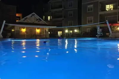 Image de Fresh new look☀️Hot tub☀️5 mins from both lakes☀️Boat parking-screened in porch