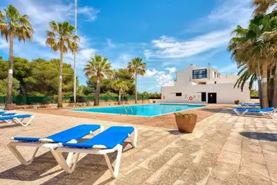 Image de Appartement 'Sa Perdiu 14' près de la plage avec piscine partagée, climatisation, terrasse privée et Wi-Fi