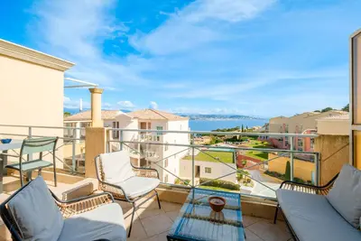 Image de Appartement 'Spacieux T3 Vue Mer Et Montagnes' avec vue sur mer, Wi-Fi et climatisation