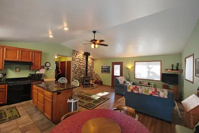 Image de 2-bedroom cabin in Lake Almanor West. Dog Friendly!