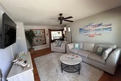 Image de Bring the family & friends! Cozy, Spacious and 4 miles to the Beach & Speedway!