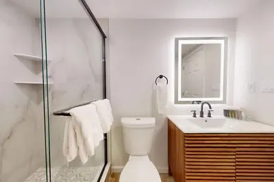 Image de Comfortable Coastal Retreat with Two Queen Beds - Suite Room