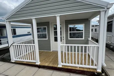 Image de Charming land accessible houseboat in Morristown