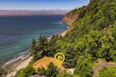 Image de Private, luxury, hilltop studio, expansive ocean views, private hot tub on over an acre!