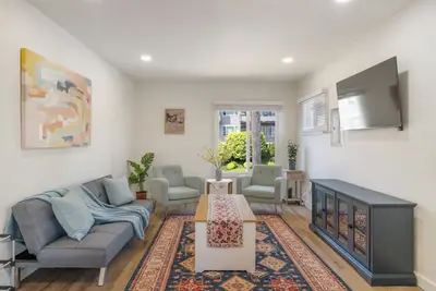 Image de Bright Home in Queen Anne near Space Needle!