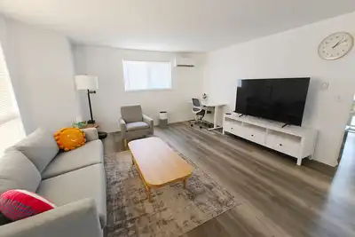 Image de Cozy home, Walk to Lake, Food & Shops, Ev Charger