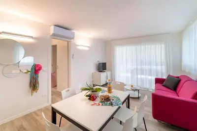 Image de Confort et espace réunis dans un appartement élégant