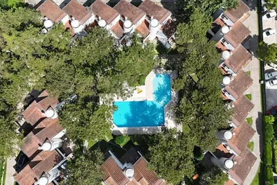 Image de Séjour confortable et moderne avec piscine et services de style complexe hôtelier
