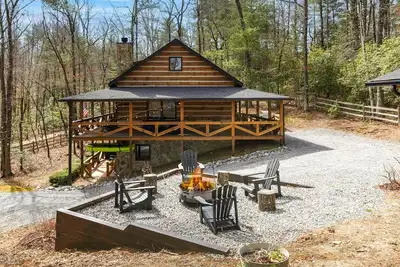 Image de River Runners Retreat— Hot Tub, Fire Pit, Luxury Living and River Adventures